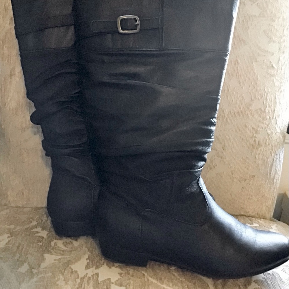 Black LEATHER Boot - Picture 2 of 4